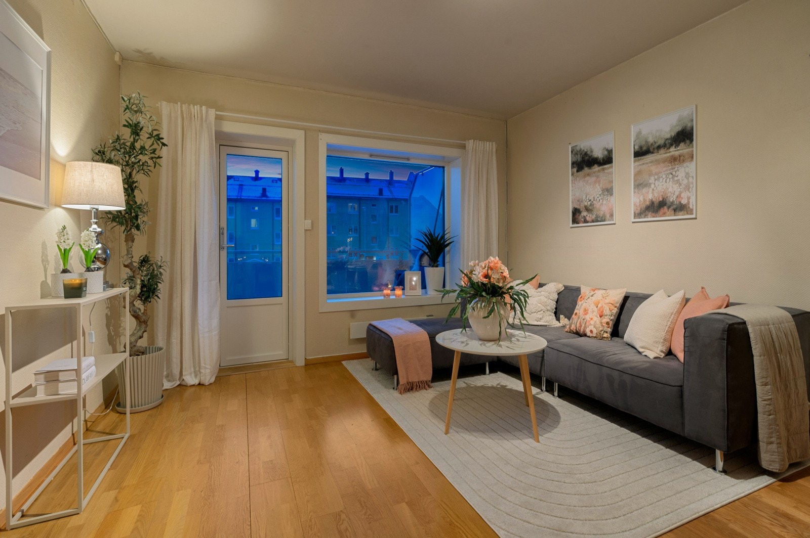 Av dagligvarehandel har man både Byåsen Butikksenter med Rema 1000, bank, bokhandel, apotek, blomsterbutikk, cafè m.m. innen gangavstand. Galleribilde