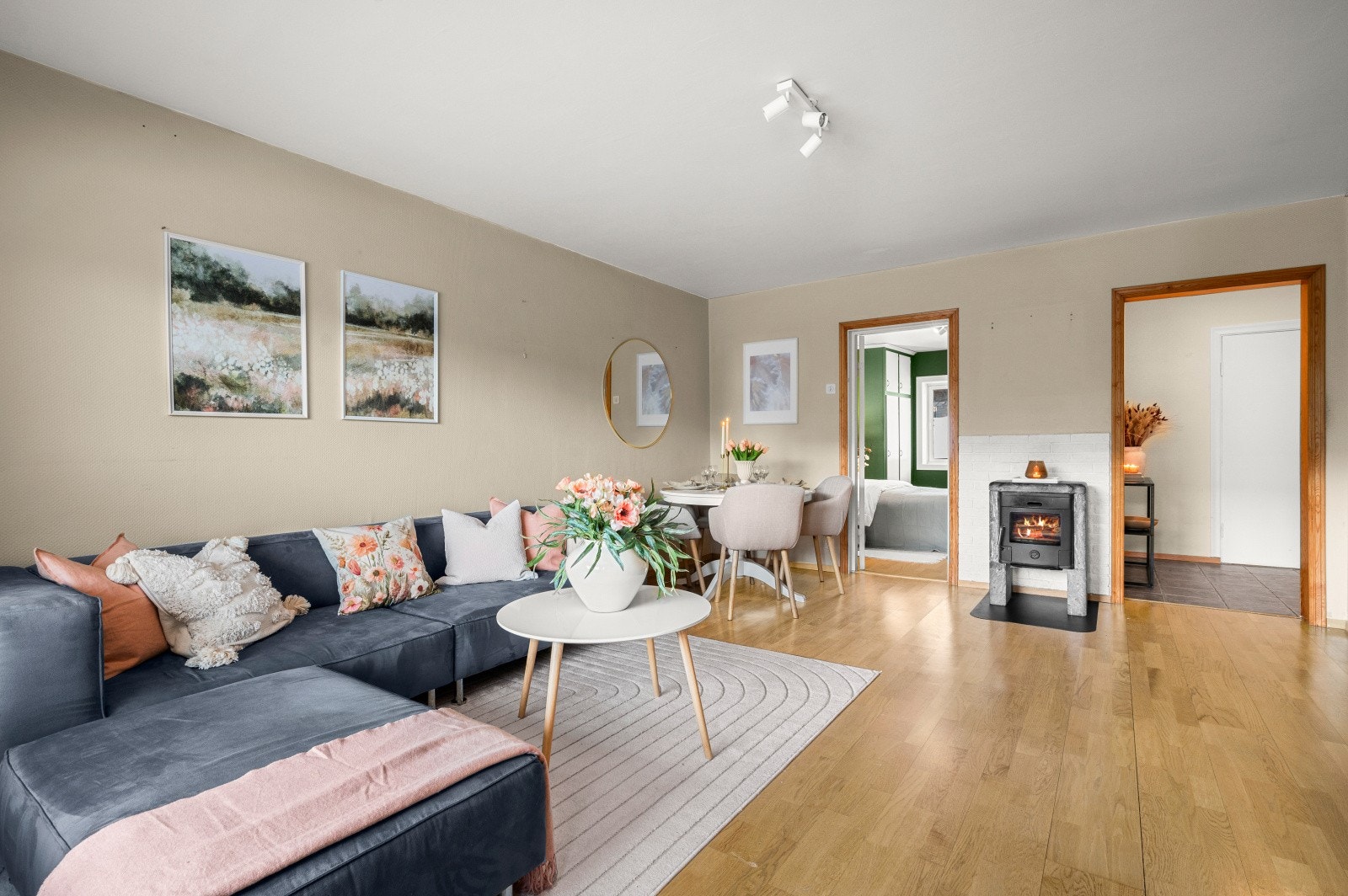 Leiligheten ligger i et attraktivt og veletablert boområde på Nyborg/Sverresborg. Her bor du tilbaketrukket til i stille, barnevennlige og rolige omgivelser, samtidig sentralt med gang- og sykkelavstand til sentrum. Galleribilde