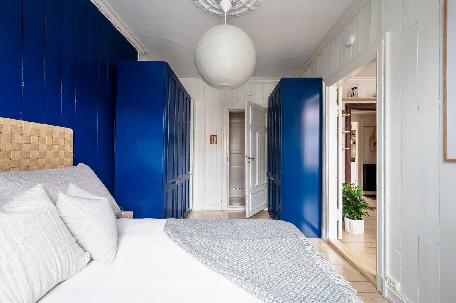 Fra soverommet gir doble dører en åpen og luftig overgang til stuen. Galleribilde