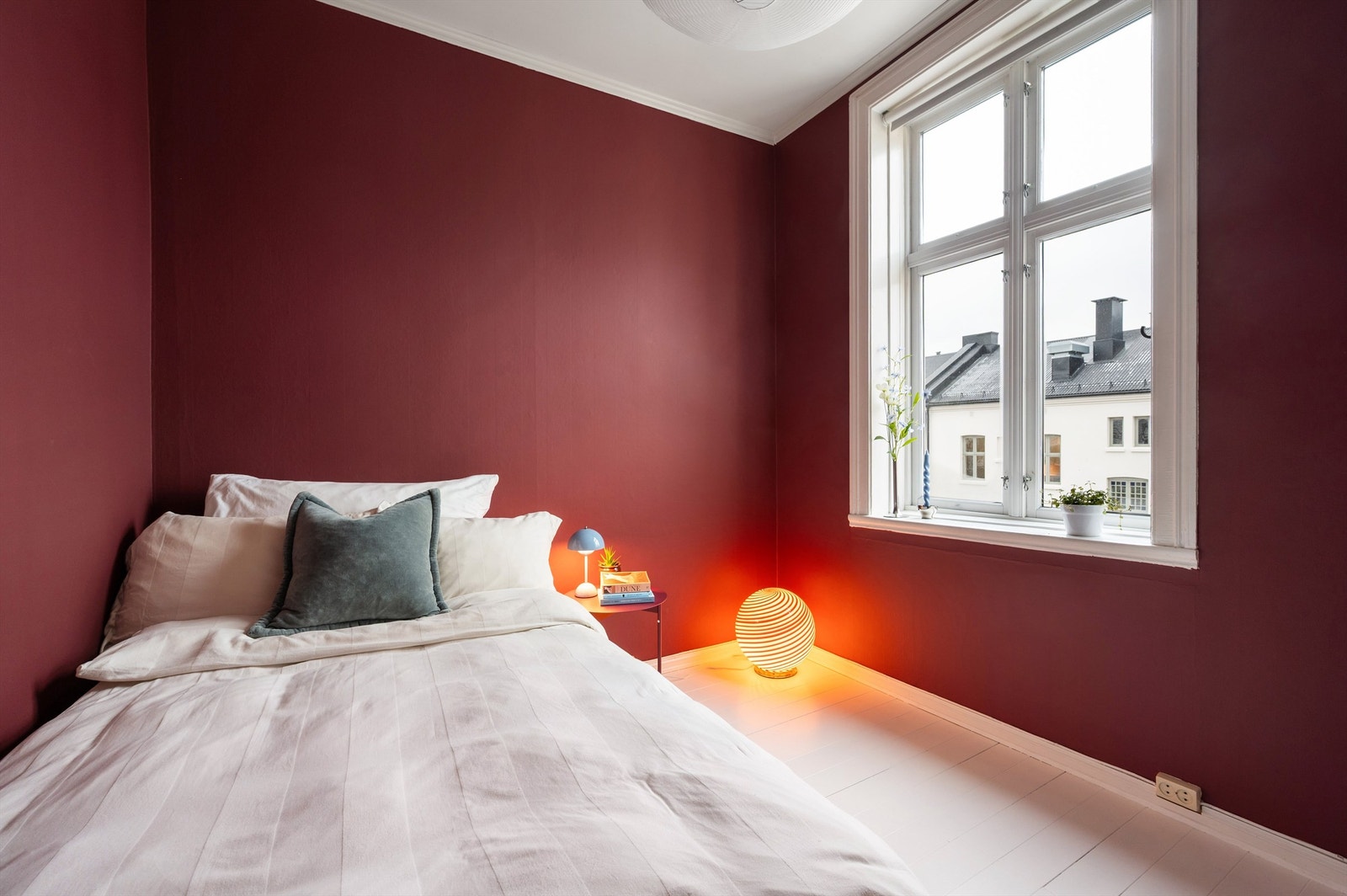 Også dette rommet har et stort vindu som gir gode lysforhold. Galleribilde