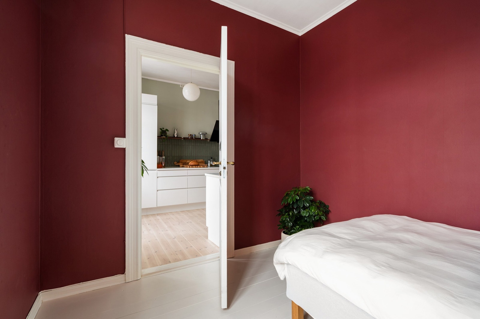 Soverommet har en praktisk beliggenhet med direkte tilknytning til kjøkkenet. Galleribilde