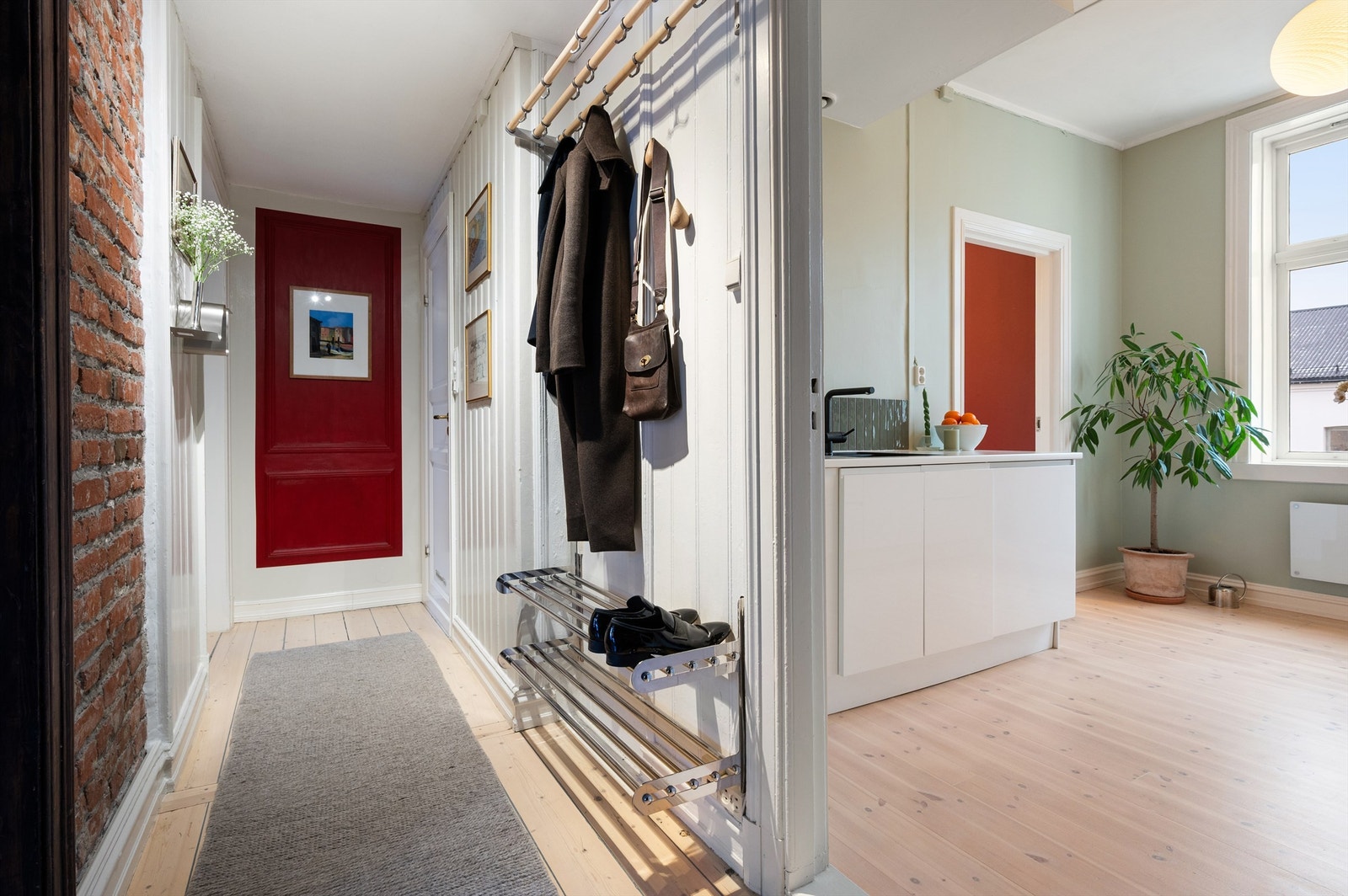 En innbydende entré med god plass til å henge fra seg yttertøy og sette fra seg sko. Galleribilde