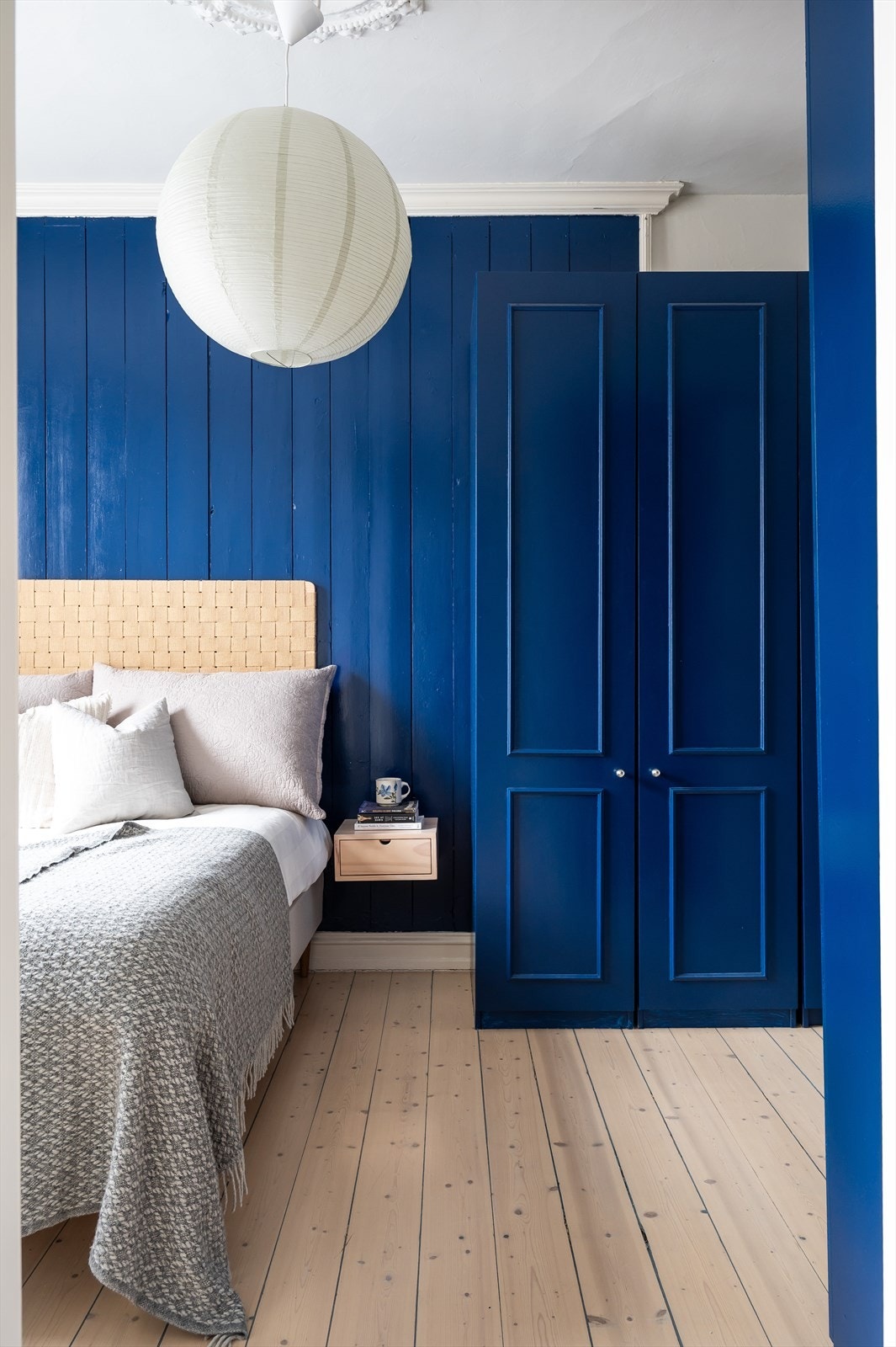 De plassbygde garderobeskapene gir rikelig med oppbevaringsplass. Galleribilde