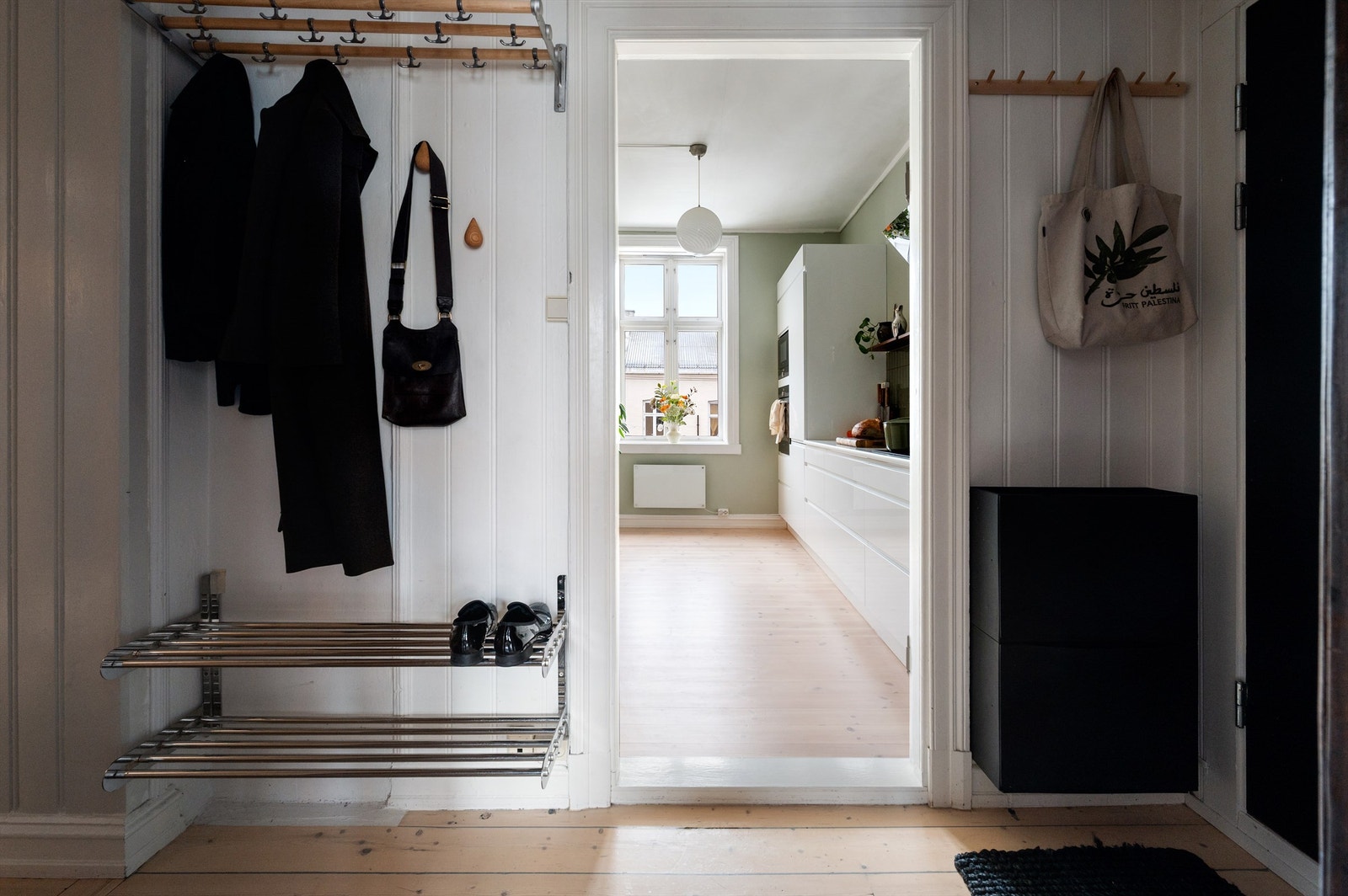 Fra entreen er det direkte tilgang til kjøkkenet, noe som er praktisk i hverdagen. Galleribilde