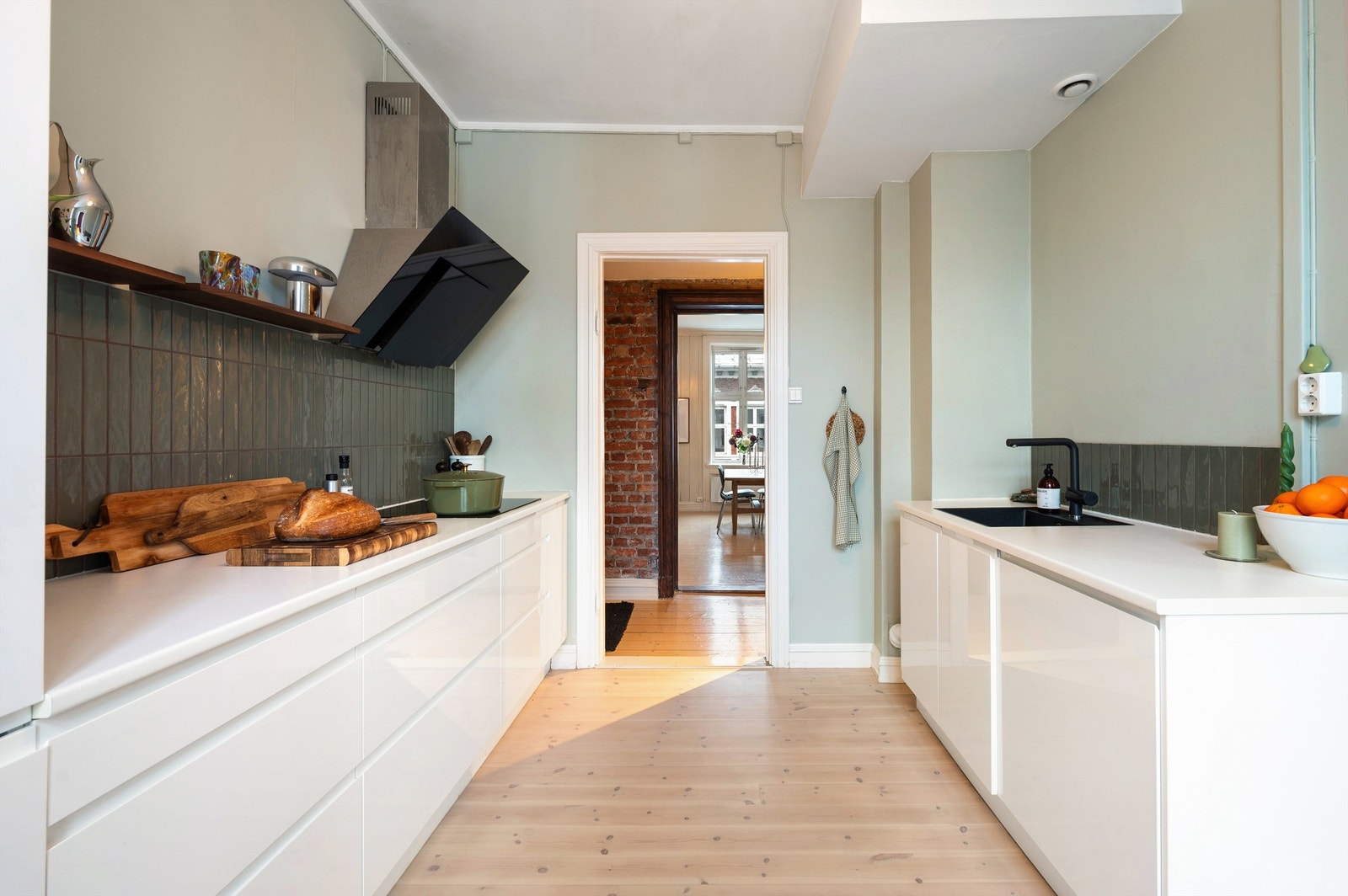 Kjøkkenet er praktisk utformet som et parallellkjøkken med rikelig benke- og skapplass. Galleribilde