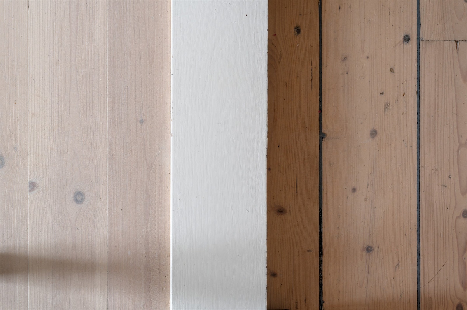 Lyse tregulv, nylig slipt på kjøkkenet, gir et helhetlig og tidsriktig uttrykk. Galleribilde