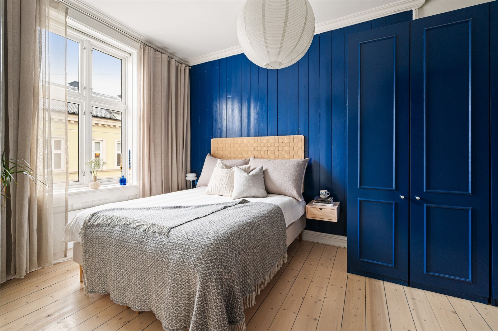 Hovedsoverommet er romslig med god plass til dobbeltseng og garderobeløsning. Galleribilde