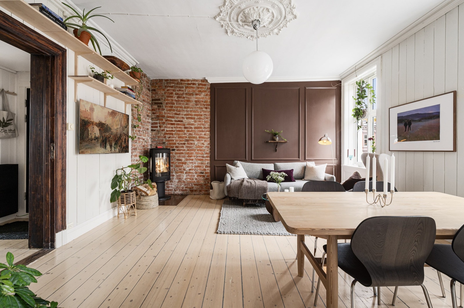 Stuen har en åpen og sosial planløsning med god plass til spisebord for sosiale sammenkomster. Galleribilde