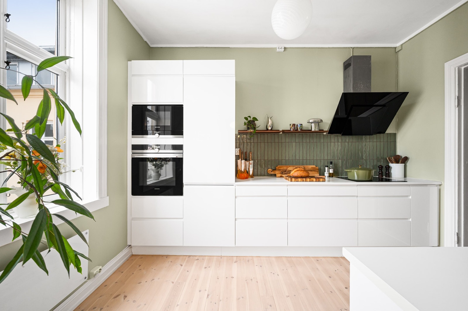 Alle hvitevarer, inkludert stekeovn og mikrobølgeovn i høyskap er sømløst integrert i innredningen. Galleribilde