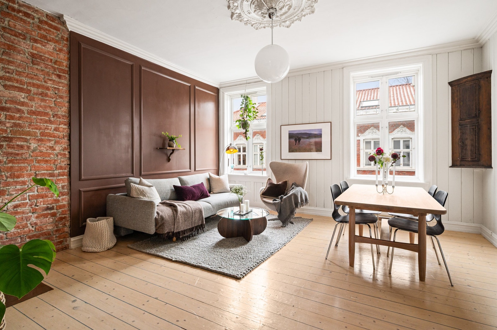 Stuen er romslig og gir god plass til både en større sofagruppe og en lesekrok. Klassiske detaljer og lune nyanser understreker leilighetens sjarm. Galleribilde