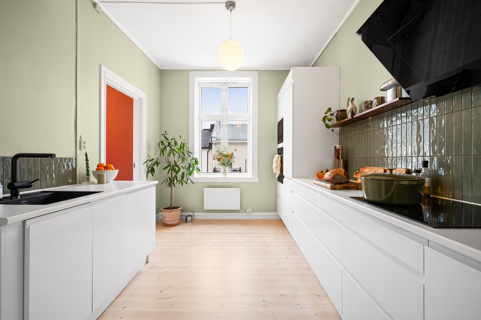 Et stort vindu gir godt med naturlig arbeidslys på kjøkkenet. Galleribilde