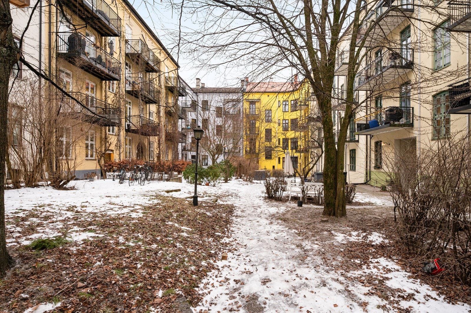 Leiligheten har en rolig og tilbaketrukket beliggenhet mot sameiets felles bakgård. Galleribilde
