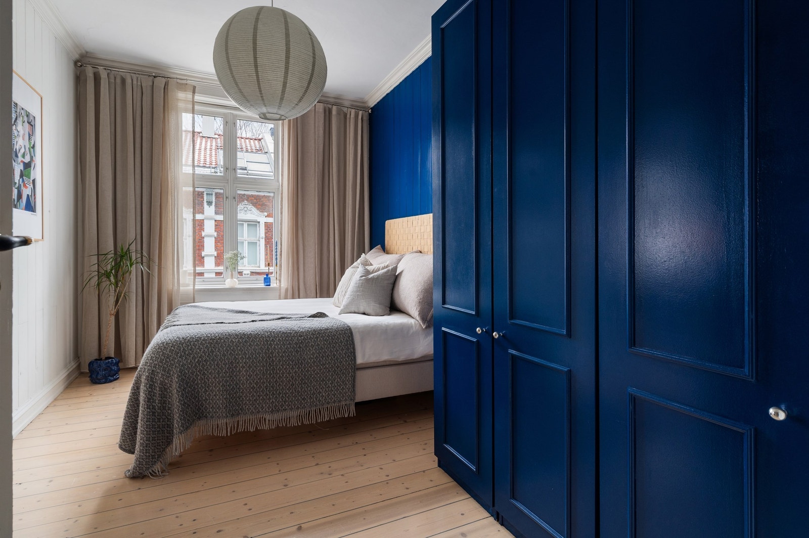 Et stort vindu slipper inn rikelig med dagslys og gir en behagelig atmosfære. Galleribilde