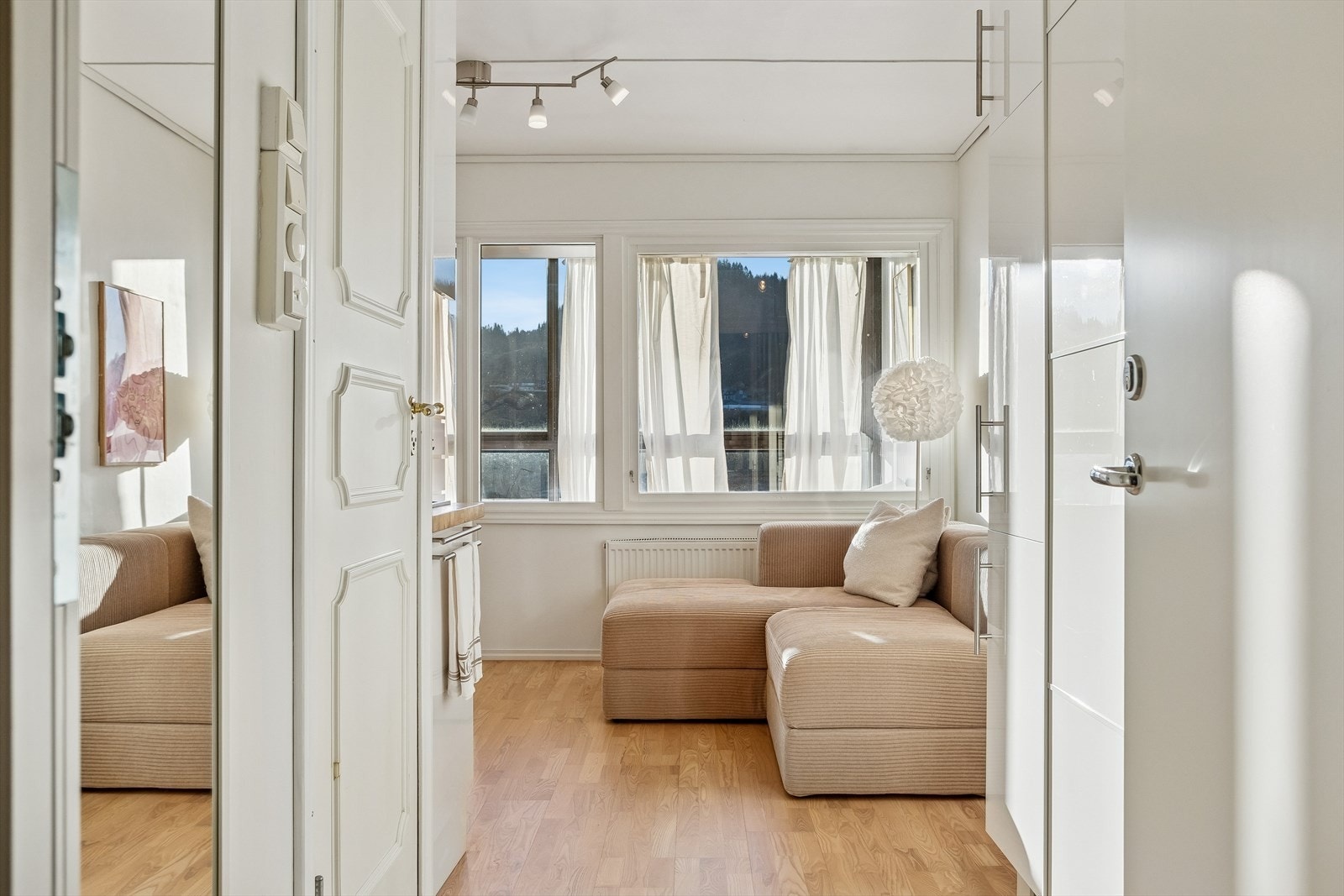 Store vindusflater gir godt med naturlig lys inn i oppholdsrommet. Galleribilde