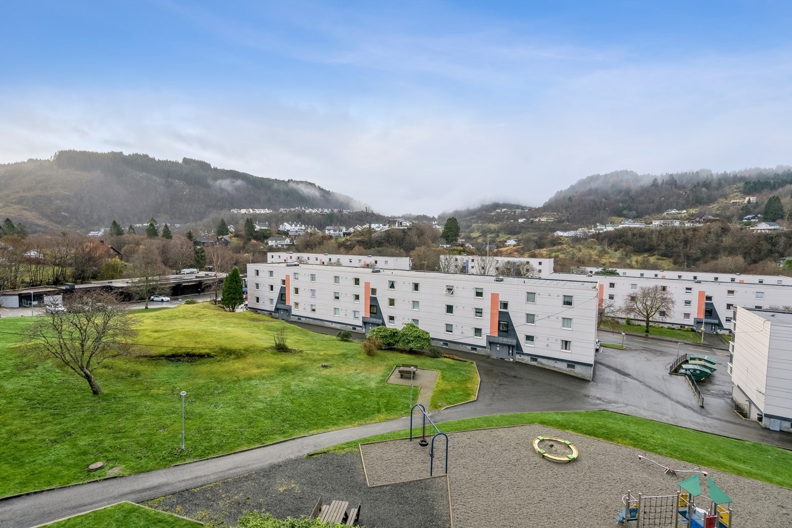 Fra leiligheten er det utsikt over borettslagets grønne og luftige fellesarealer. Galleribilde