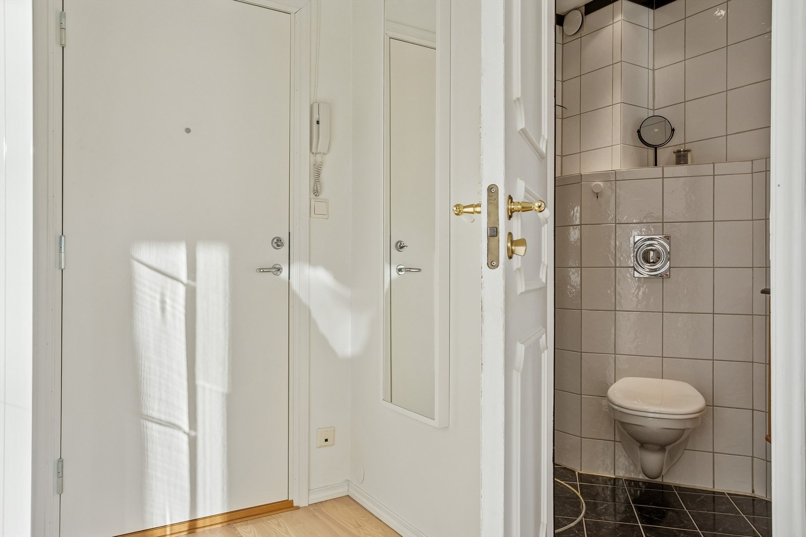 Fra entréen er det direkte adkomst til leilighetens bad. Galleribilde