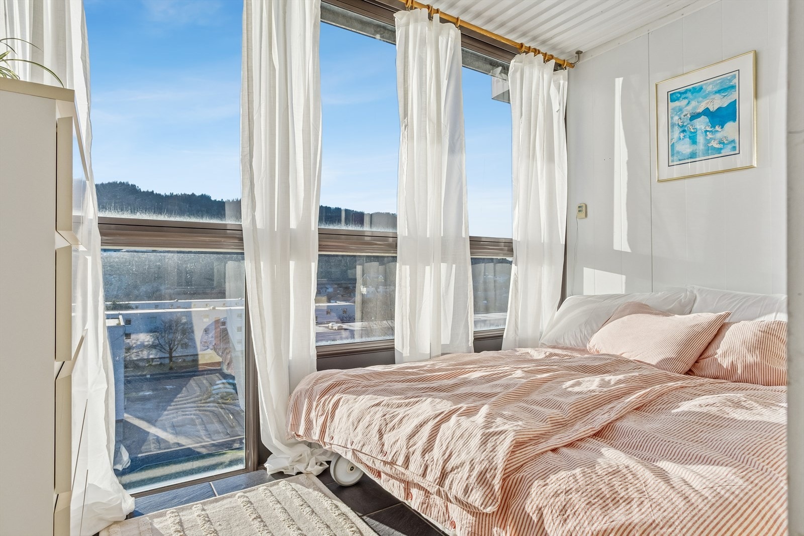 Balkongen har flislagt gulv og store vinduer som slipper inn mye lys. Galleribilde