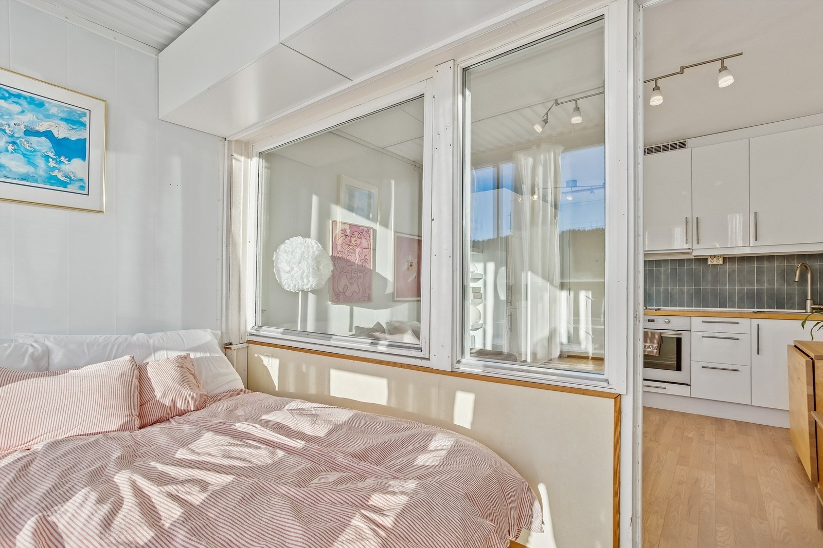 Balkongen er innredet som soverom, og utvider leilighetens bruksareal. Galleribilde