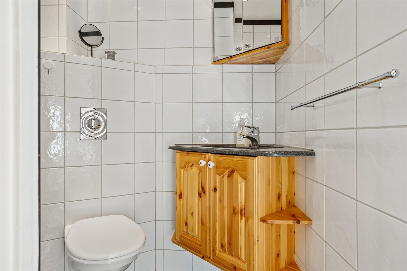 Rommet er innredet med vegghengt toalett og flislagte vegger. Galleribilde