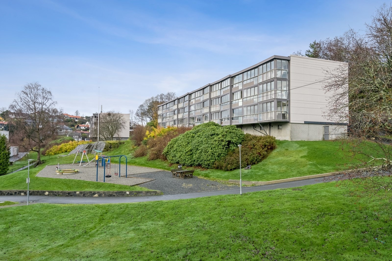 I tillegg til lekeplass finnes det en opparbeidet ballplass i borettslaget. Galleribilde