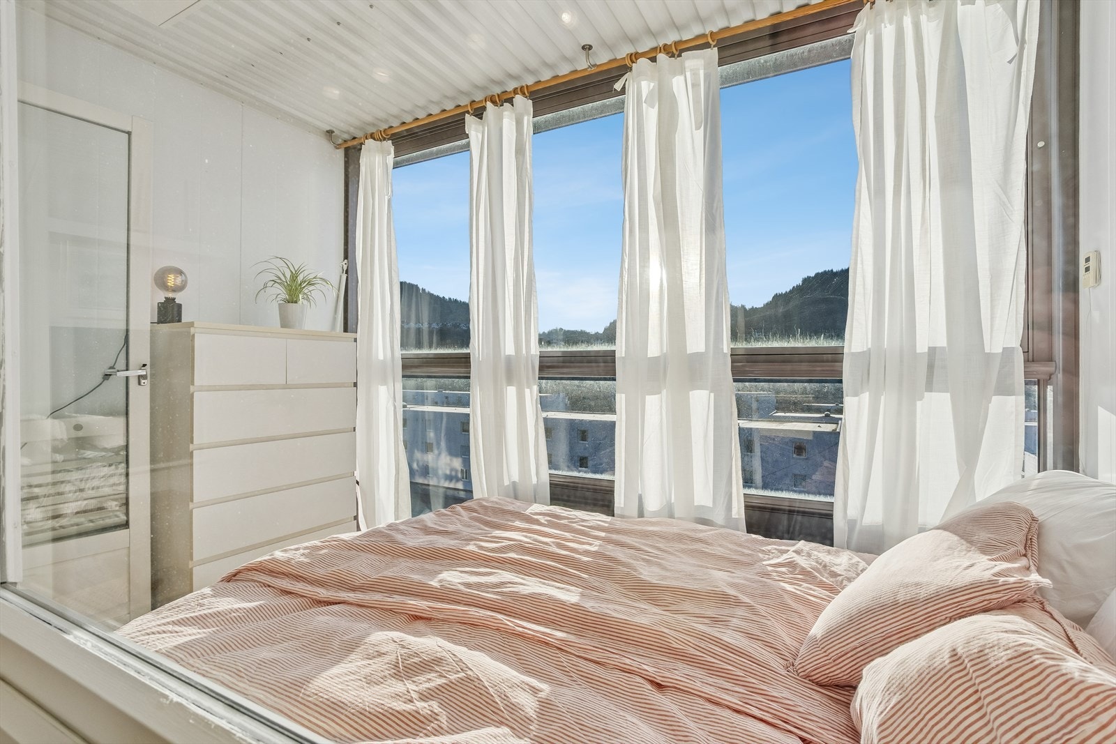 Den innglassede balkongen fungerer som et ekstra rom med mange bruksmuligheter. Galleribilde