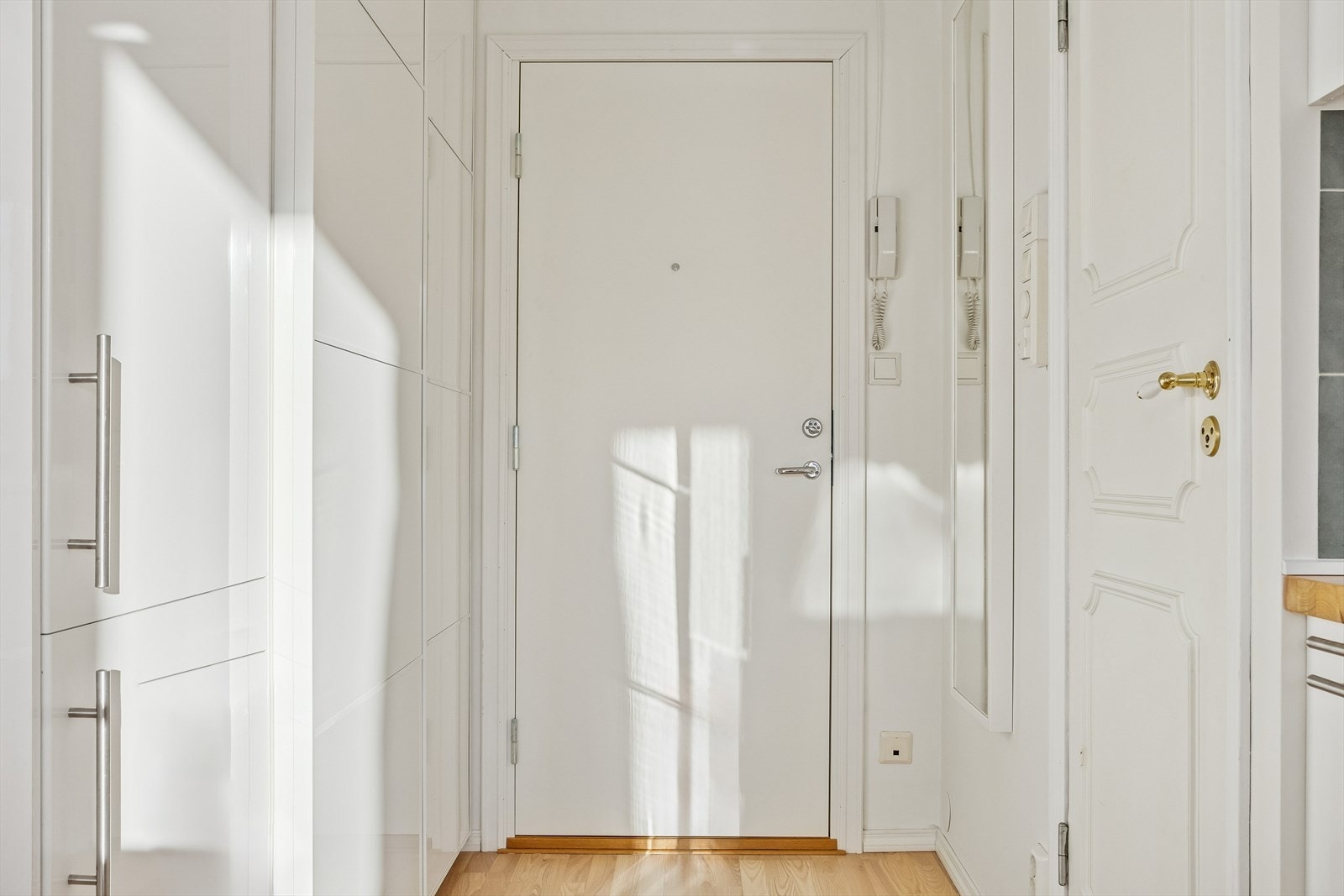 En lys og innbydende entré ønsker deg velkommen inn. Galleribilde