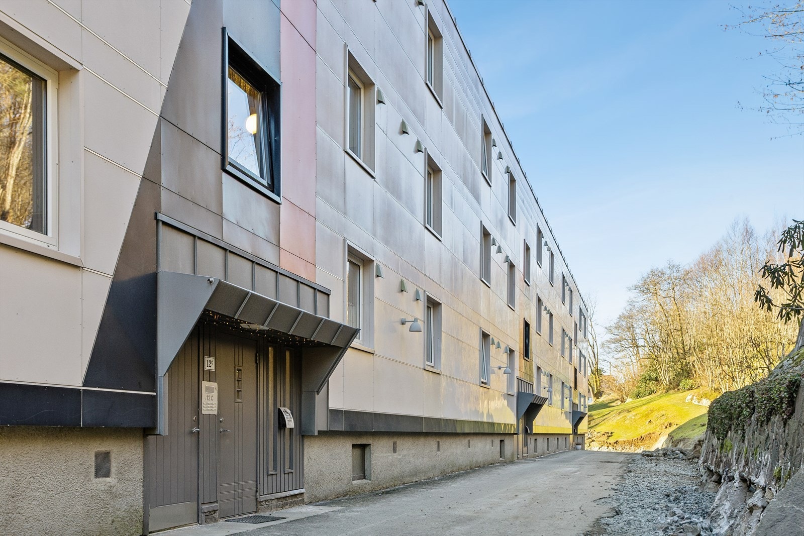 Bygget har yttervegger kledd med fasadeplater og er oppført i betong- og trekonstruksjoner. Galleribilde