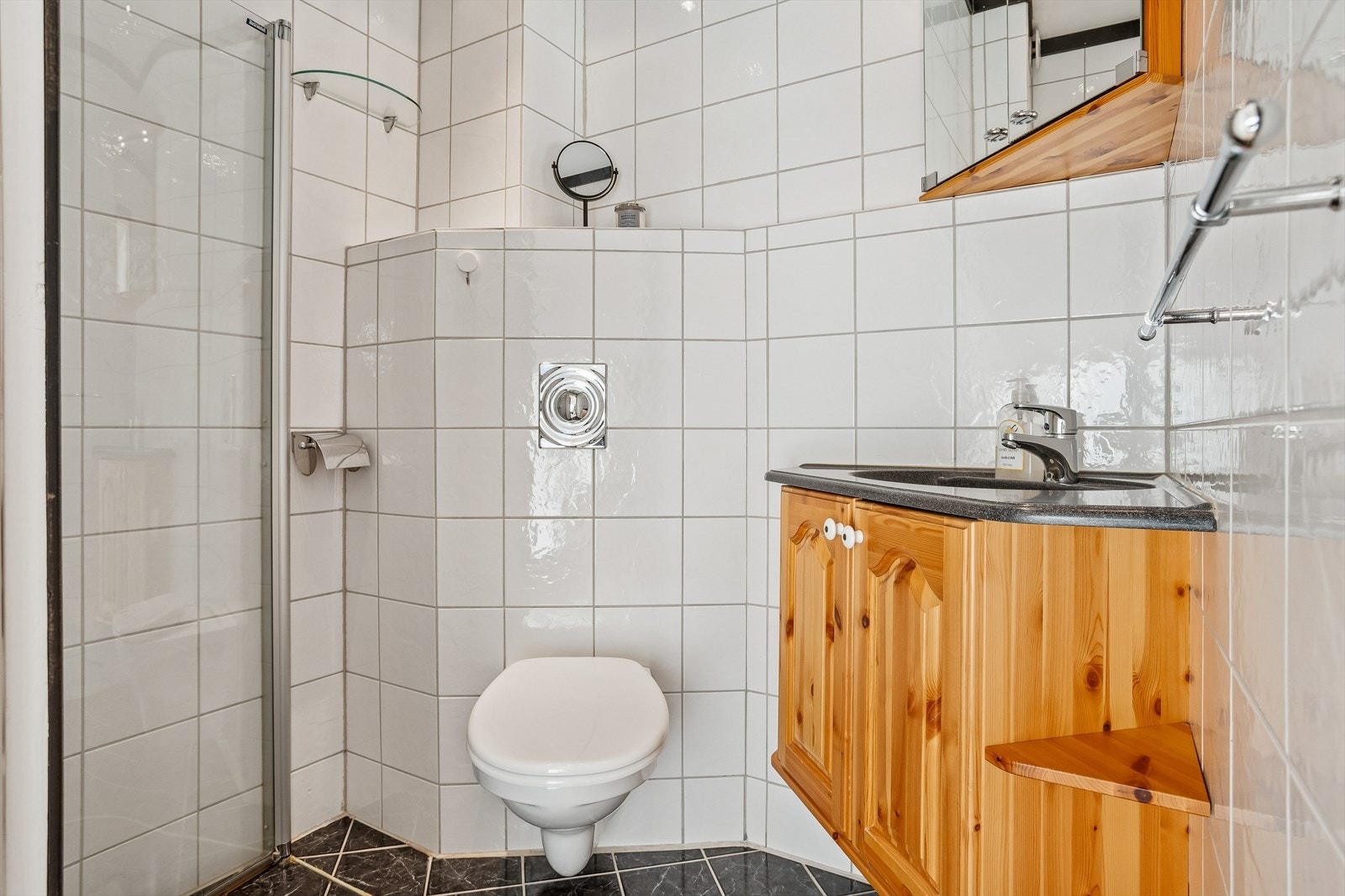 Badet har flislagt gulv med varmekabler for ekstra komfort. Galleribilde