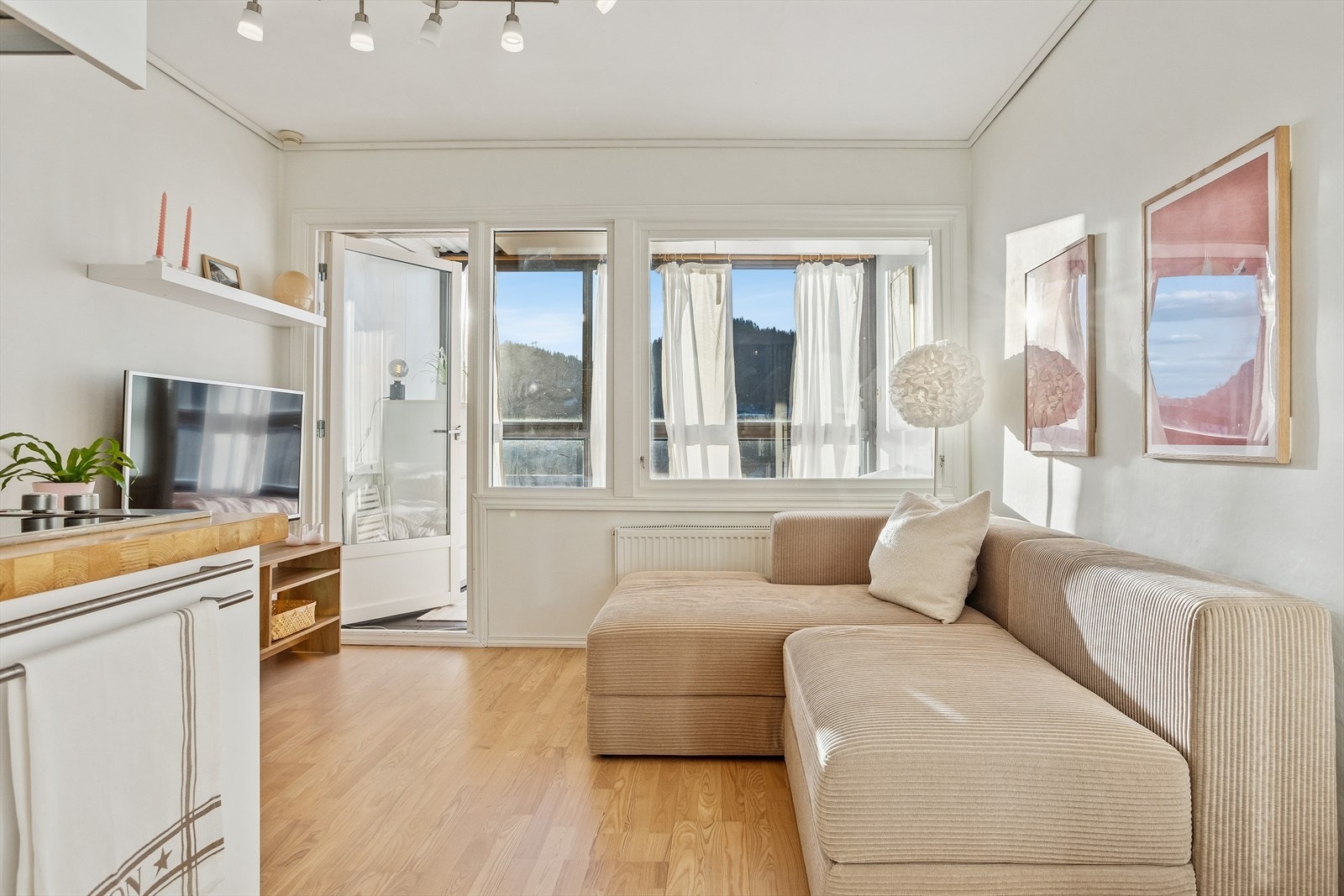 Fra stuen er det direkte utgang til den innglassede balkongen på nesten 7 m². Galleribilde