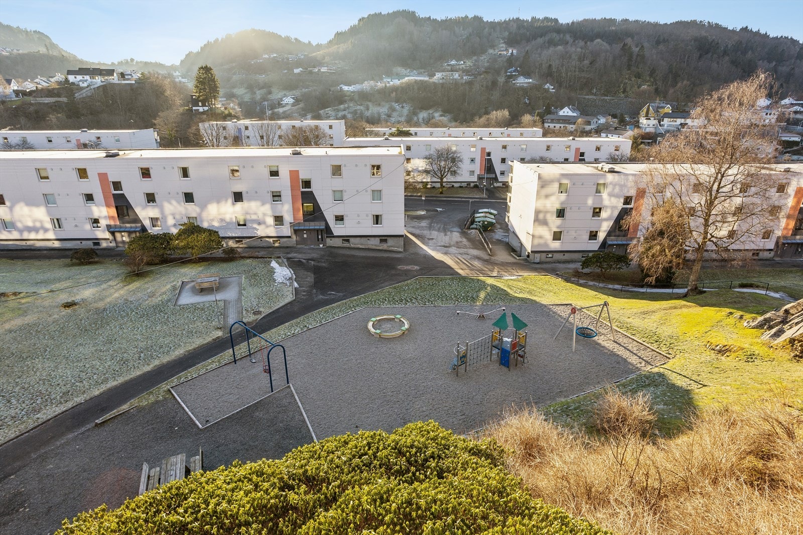 Eiendommen har gode solforhold på sommerstid. Galleribilde