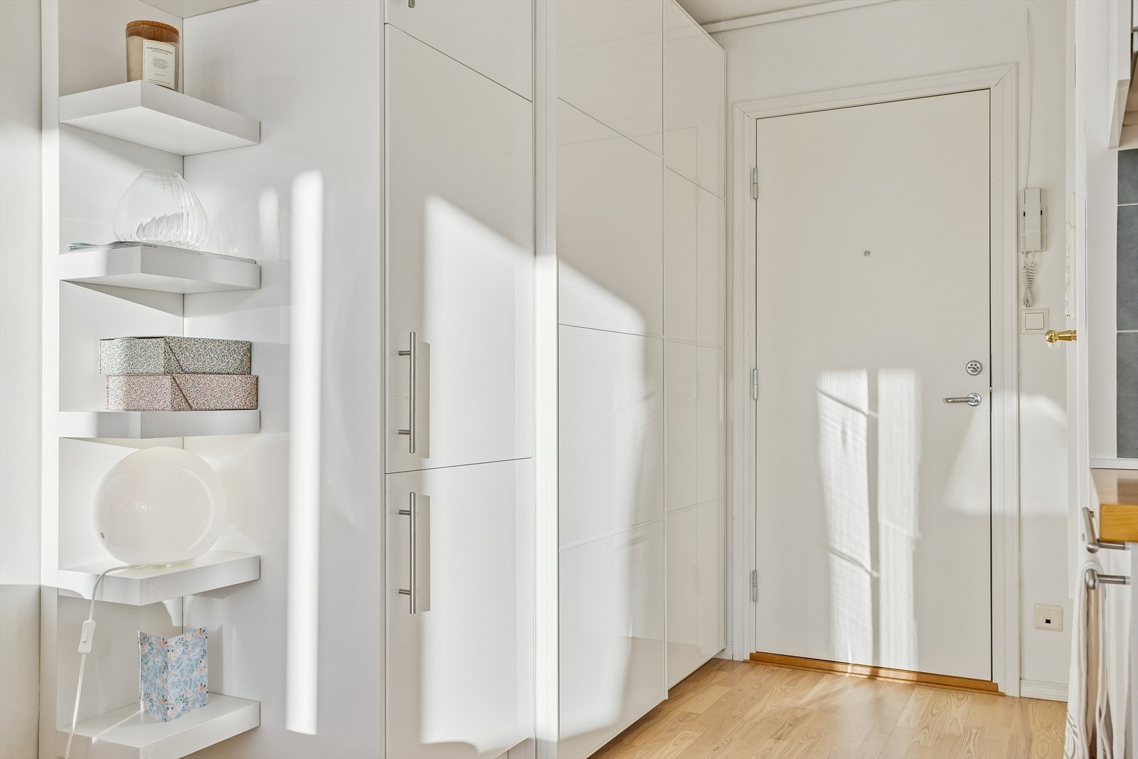 Entréen er utstyrt med rikelig garderobeplass for effektiv oppbevaring. Galleribilde