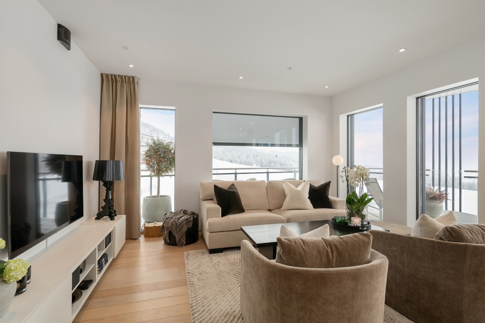 Elektriske screens på vinduene i stuen gir effektiv solskjerming ved behov. Galleribilde