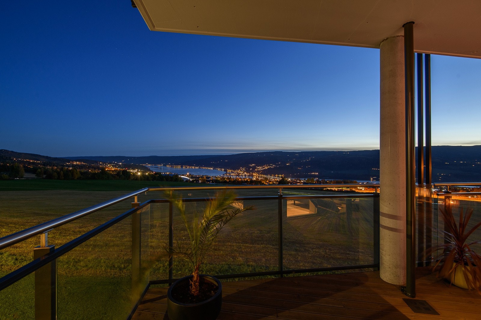 Selgers egne bilder. Kveldsutsikten mot lysene fra byen er også et flott skue. Galleribilde