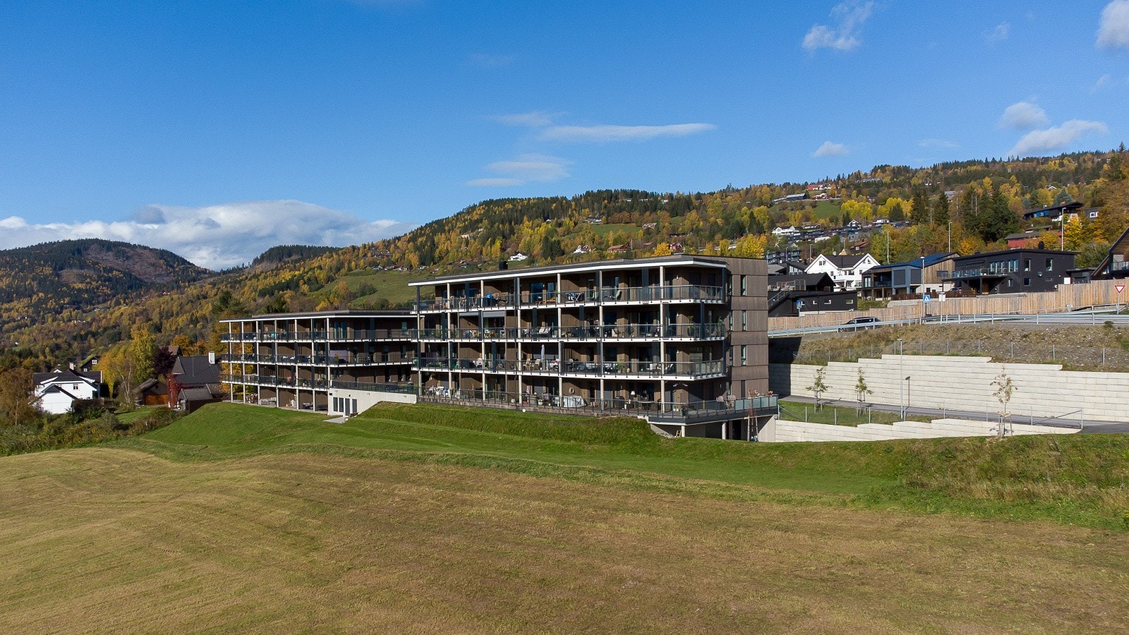 Eiendommen ligger i et naturskjønt område med nærhet til Olympiaparken. Galleribilde