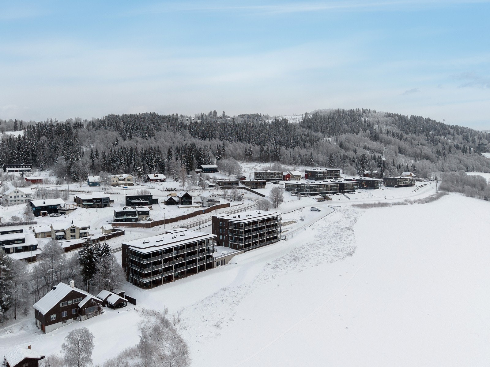 Området byr på et mangfold av tur- og skiløyper rett utenfor døren, og ca. 10 minutters gange til Stampa, Kristins Hall og Håkons hall. Galleribilde