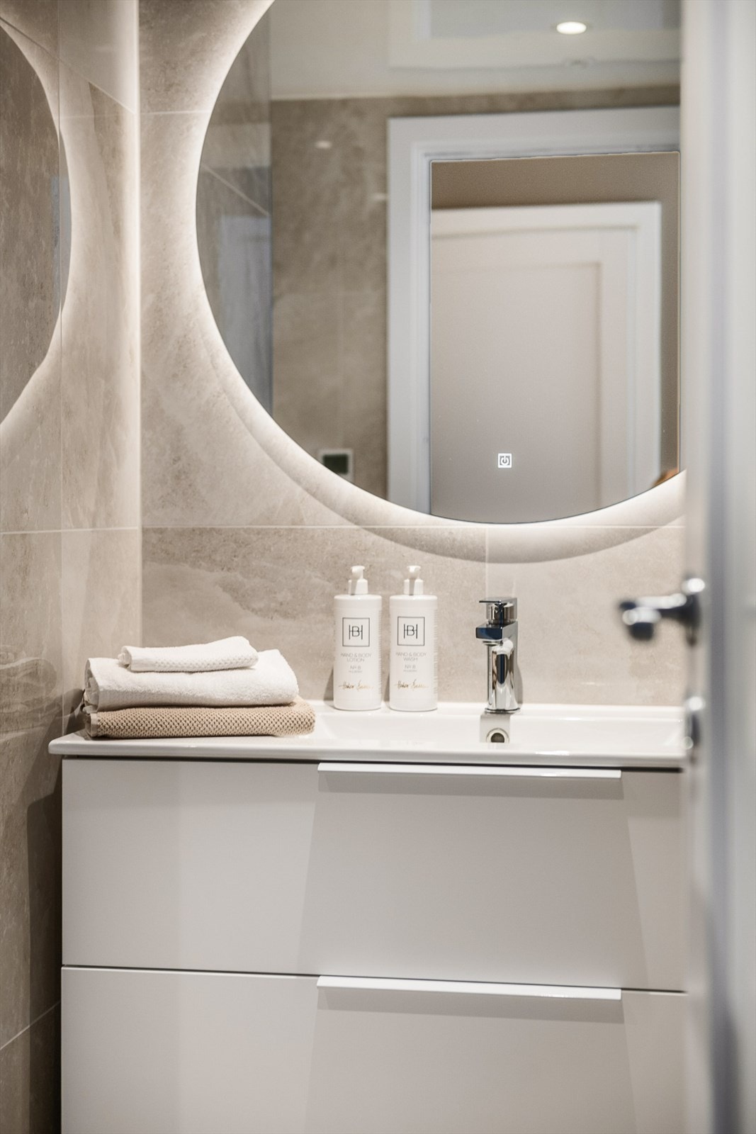 Baderomsspeil med integrert belysning gir et elegant preg. Galleribilde