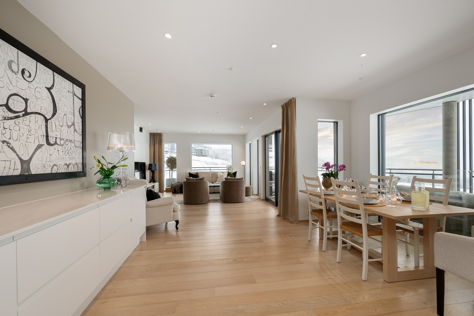 Ny kjøkkenskjenk i 2024, med matchende benkeplate som gir ekstra arbeids- og oppbevaringsplass. Galleribilde