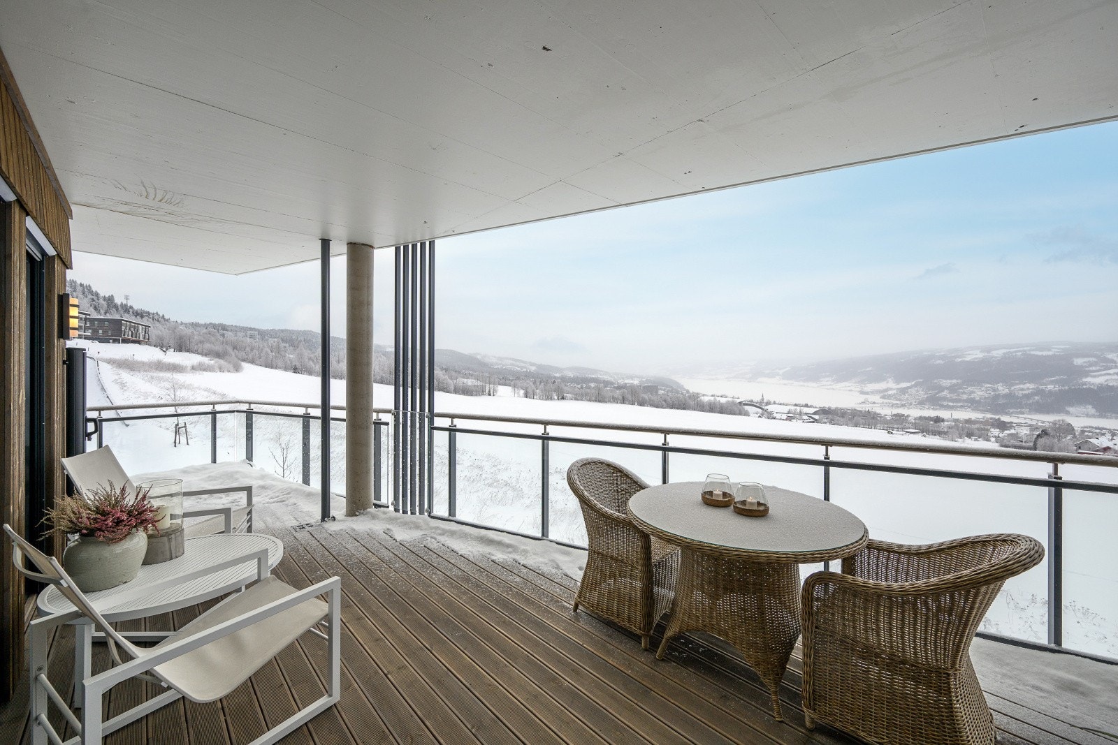 Leiligheten har en usjenert beliggenhet med fantastisk utsikt over Mjøsa. Galleribilde