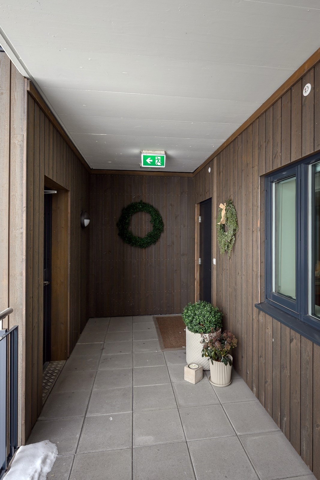 Overbygget svalgang frem til leilighetens inngangsdør. Galleribilde