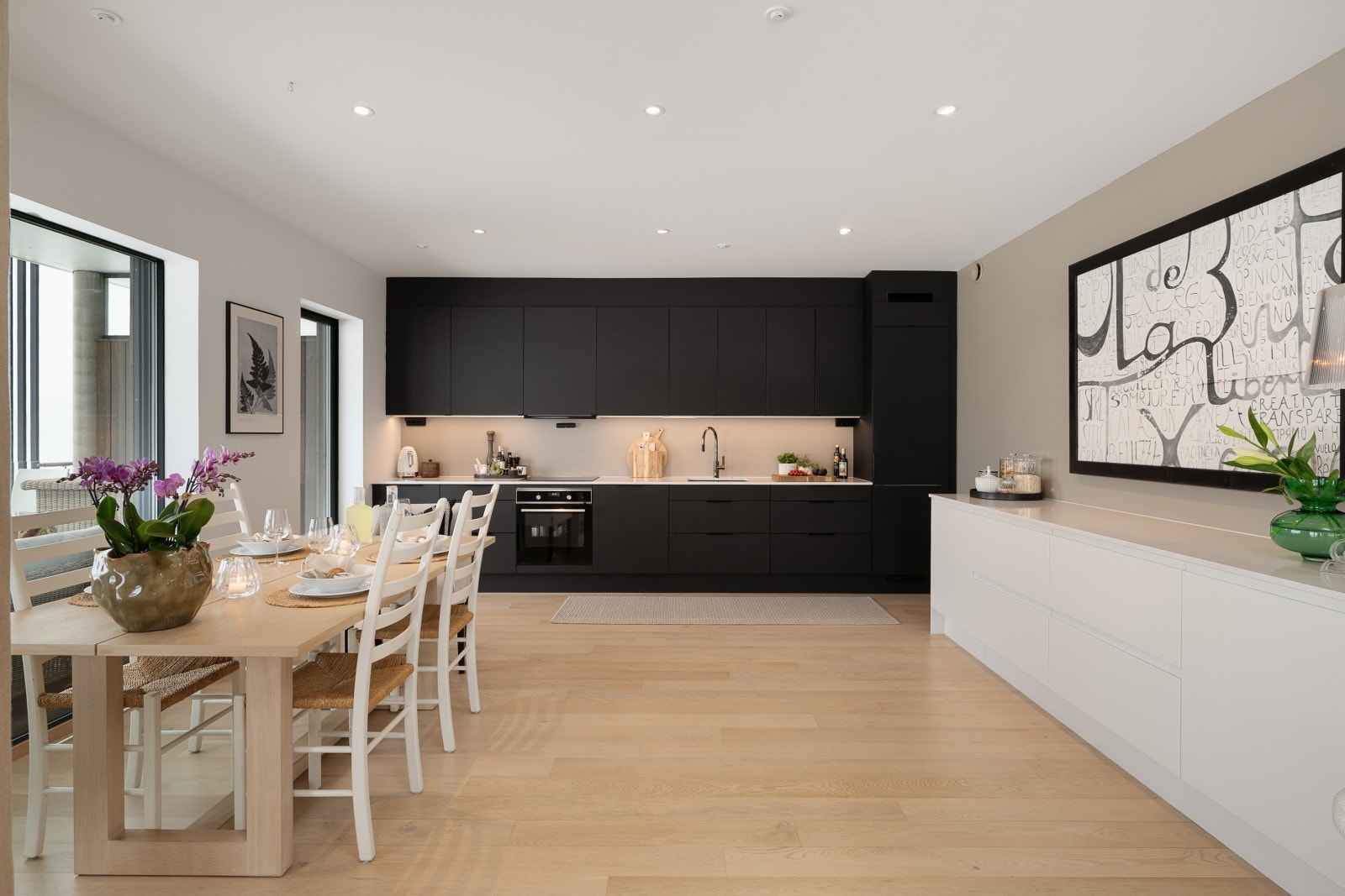 Leiligheten har en gjennomgående høy standard. Ekstra takhøyde i stue- og kjøkkendelen gir en utmerket romfølelse. Galleribilde