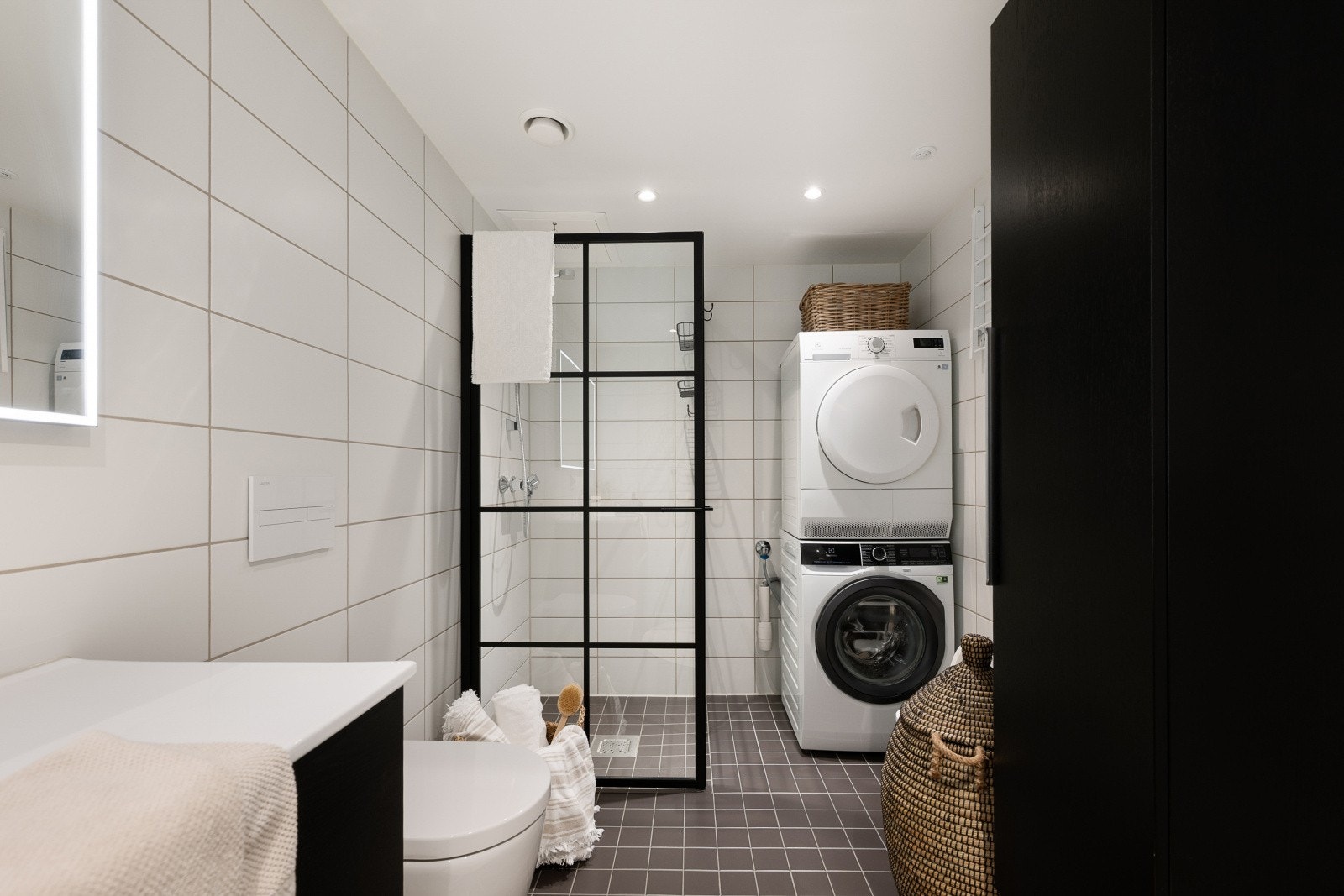 Det andre badet har opplegg for vaskesøyle og en praktisk dusjhjørne. Galleribilde