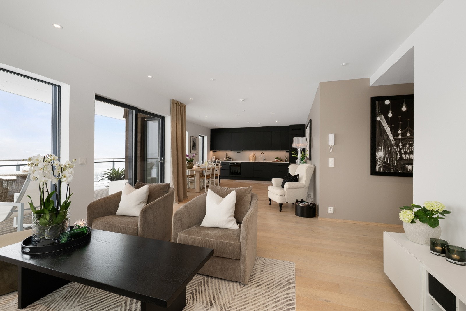 Gjennomgående enstavs eikeparkett binder rommene sammen på en elegant måte. Galleribilde