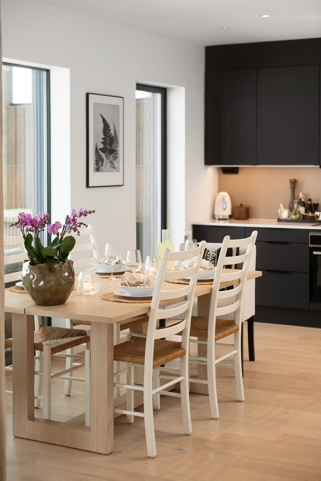 Spisebordet har en fin plassering ved vinduet. Galleribilde