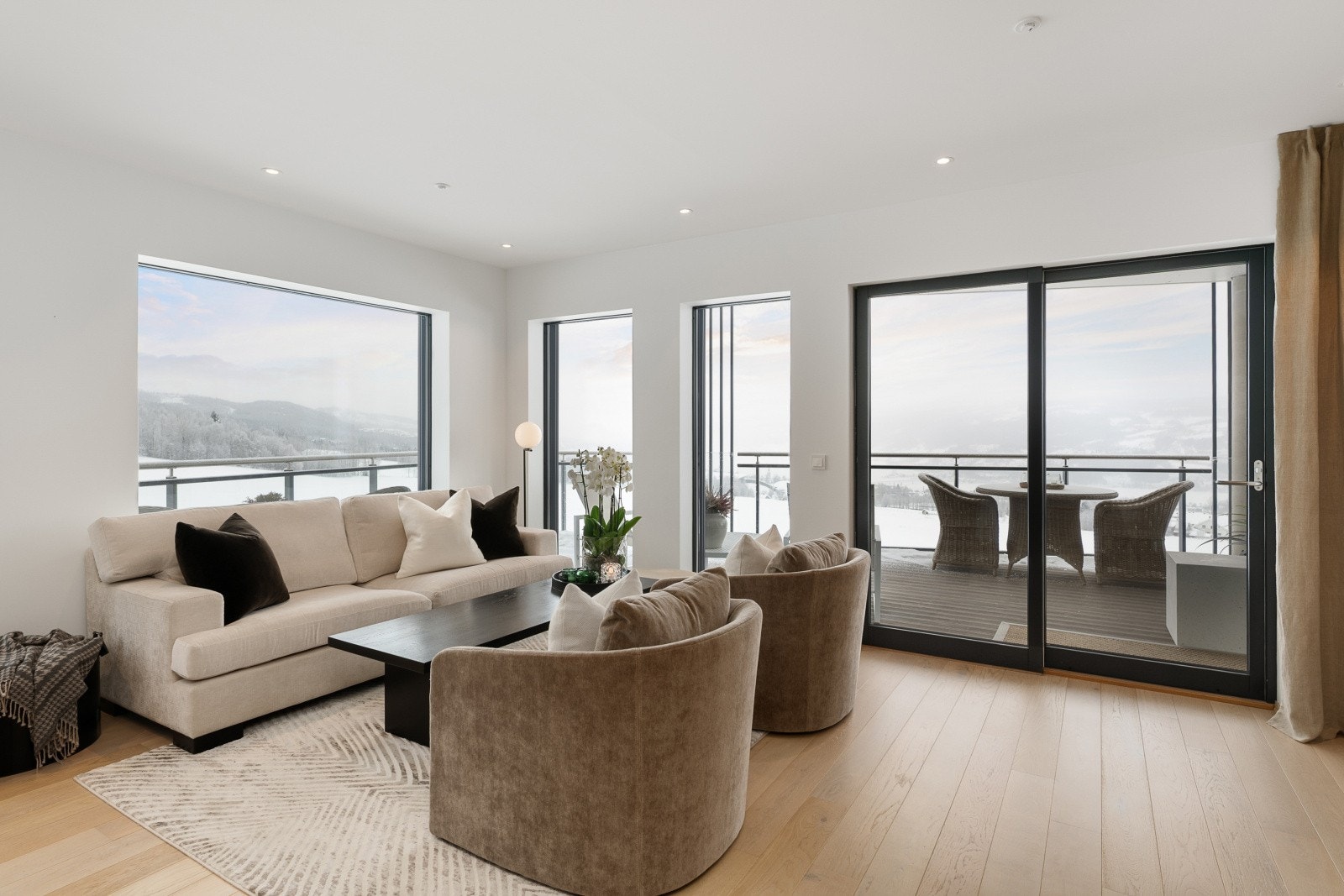 Fra stuen er det direkte utgang til den store terrassen via en skyvedør. Galleribilde