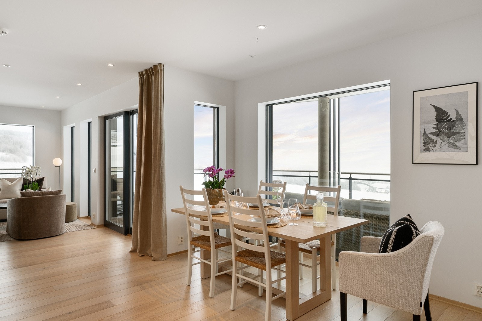 Spiseplassen er naturlig plassert mellom kjøkkenet og stuen. Galleribilde