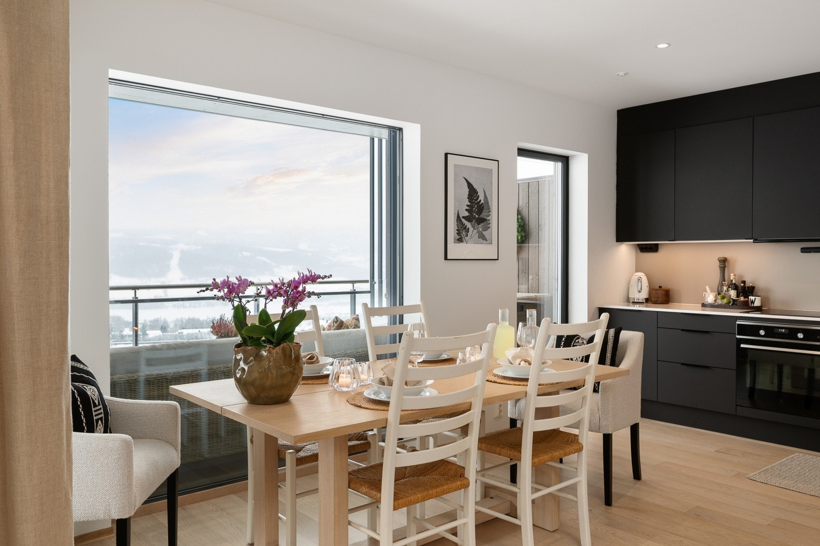 Fra spiseplassen kan man nyte utsikten mens man spiser. Galleribilde