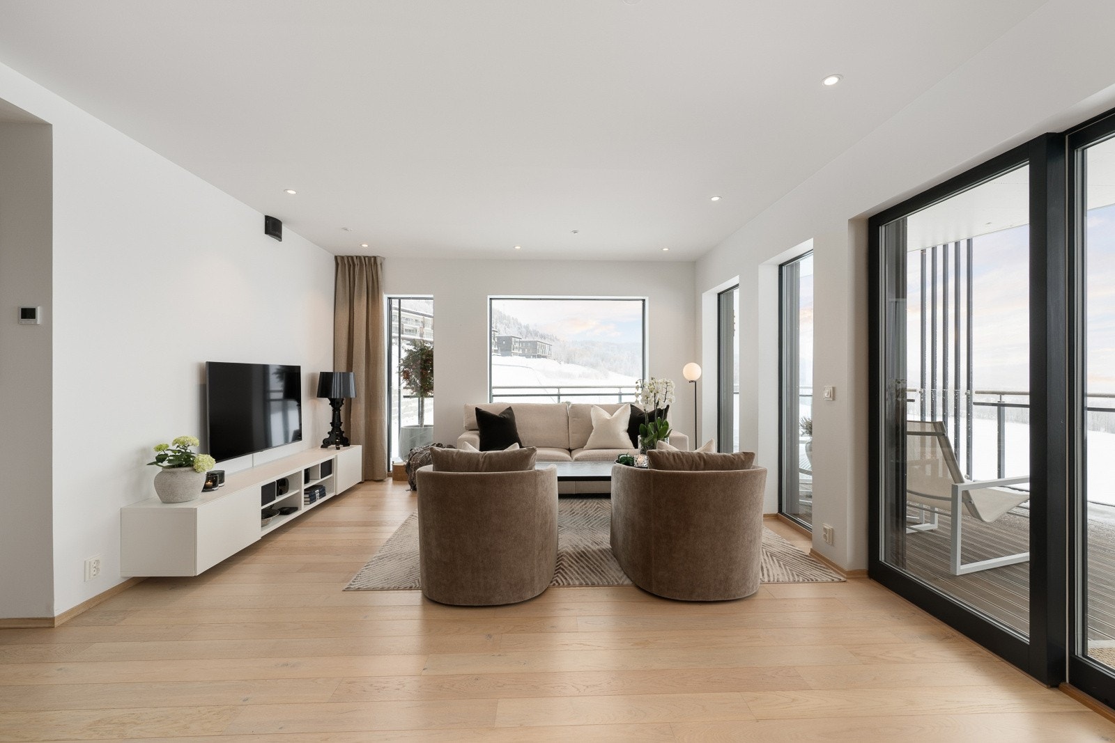 Godt med vindusflater som slipper inn rikelig med dagslys. Galleribilde