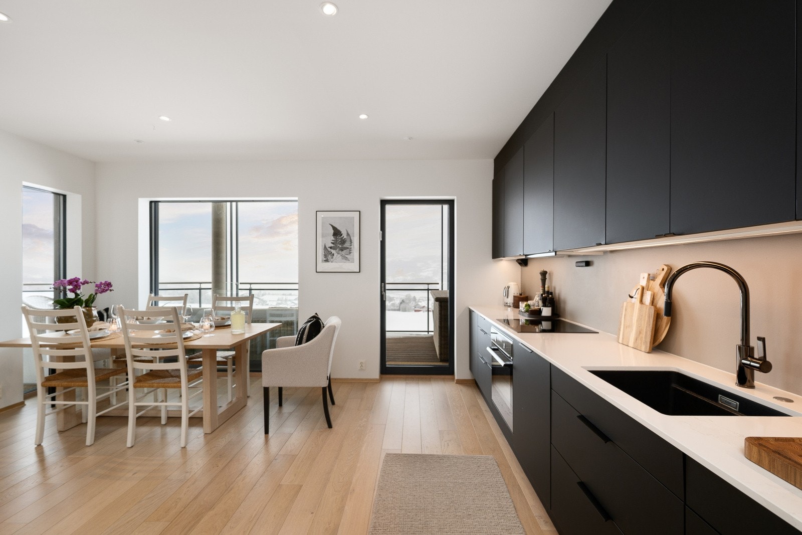 I 2024 ble kjøkkenet oppgradert med en ny, elegant benkeplate i Silestone samt ny vask og kran. Galleribilde