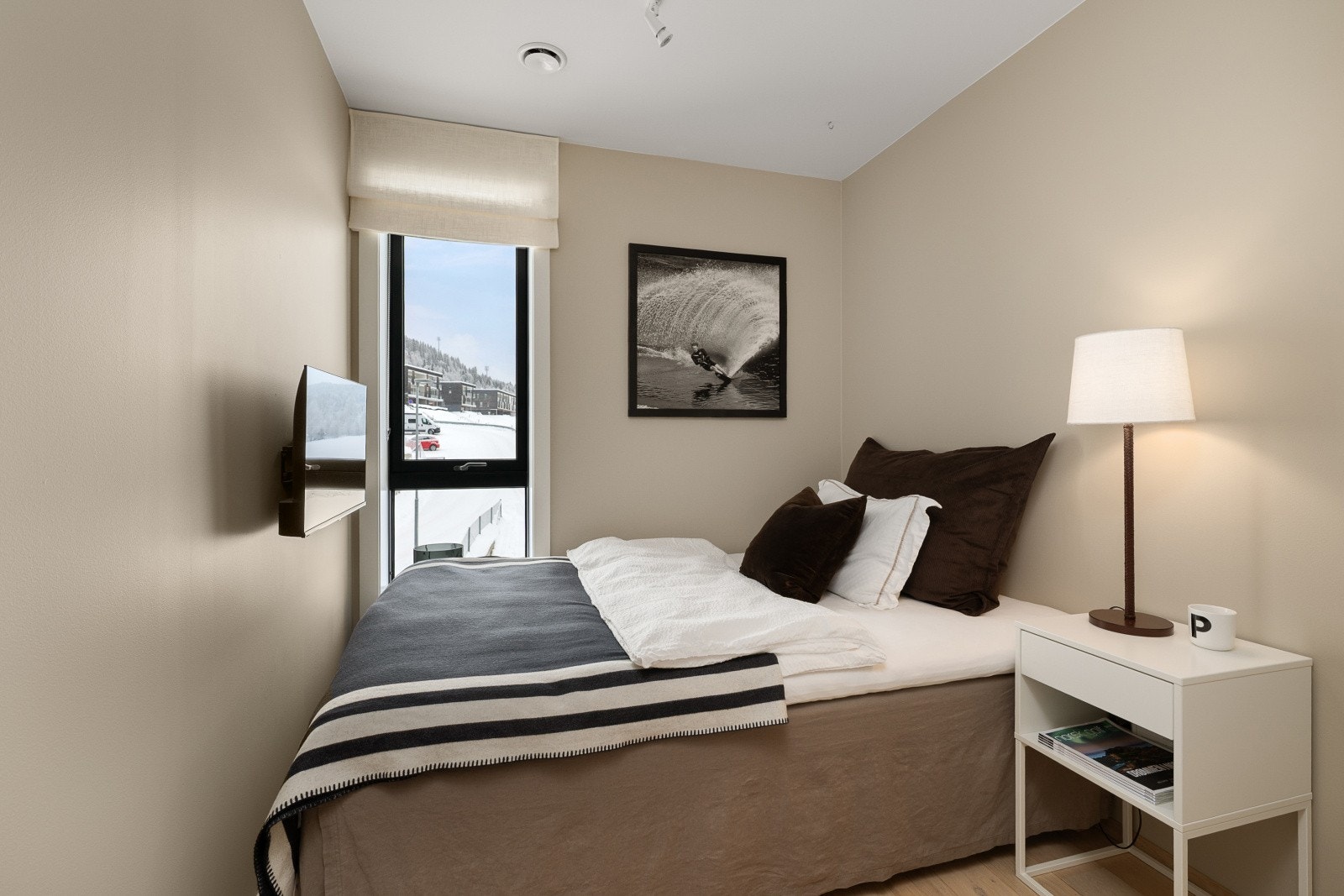 Leilighetens andre soverom passer godt som barnerom, gjesterom eller kontor. Galleribilde