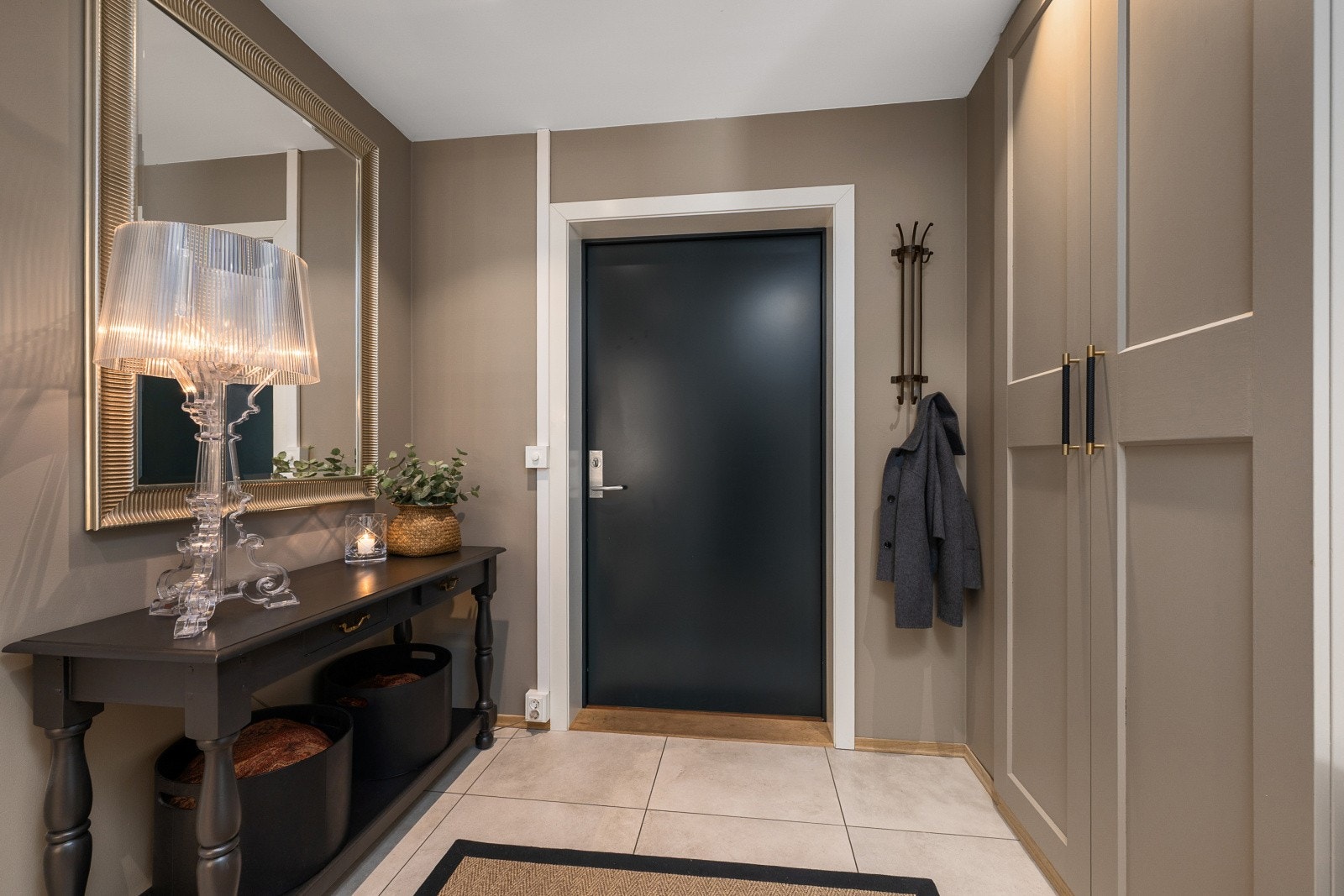 Velkommen inn i en romslig entré med flislagt gulv og gode garderobemuligheter. Galleribilde